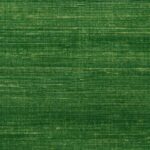 Groen zijden textiel met een licht metallic effect uit de Elitis Kosa Silk Metal collectie, model VP 935 94.