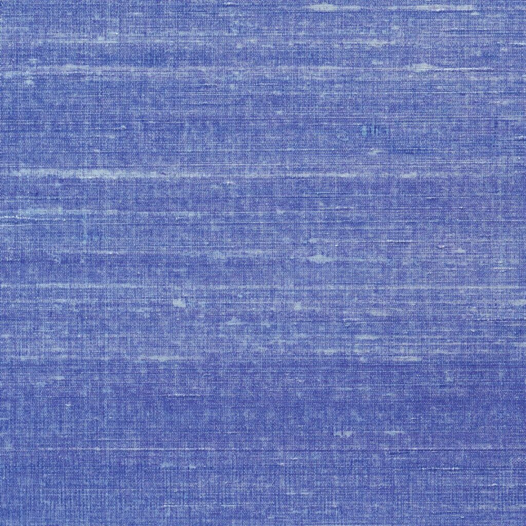 Blauw zijdeachtig behang met een licht glanzende, horizontaal geweven textuur uit de Elitis Kosa Silk Metal collectie.