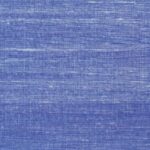 Blauw zijdeachtig behang met een licht glanzende, horizontaal geweven textuur uit de Elitis Kosa Silk Metal collectie.