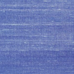 Blauw zijdeachtig behang met een licht glanzende, horizontaal geweven textuur uit de Elitis Kosa Silk Metal collectie.