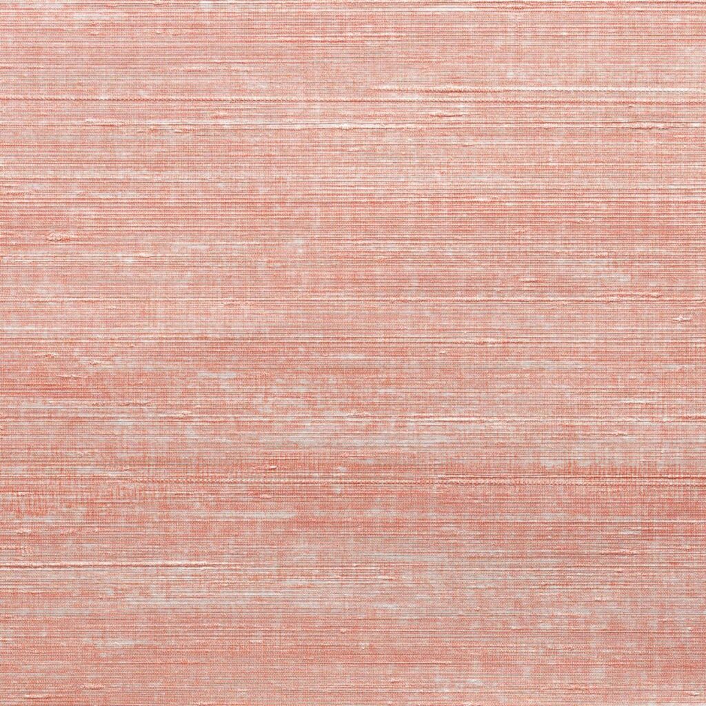 Textuur van Elitis Kosa zijdebehang in een roze-metallic tint met fijne horizontale lijnen.
