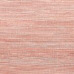 Textuur van Elitis Kosa zijdebehang in een roze-metallic tint met fijne horizontale lijnen.