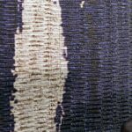 Detailopname van de textuur en kleuren van het Elitis La Casa Azul wandbekledingsmateriaal.