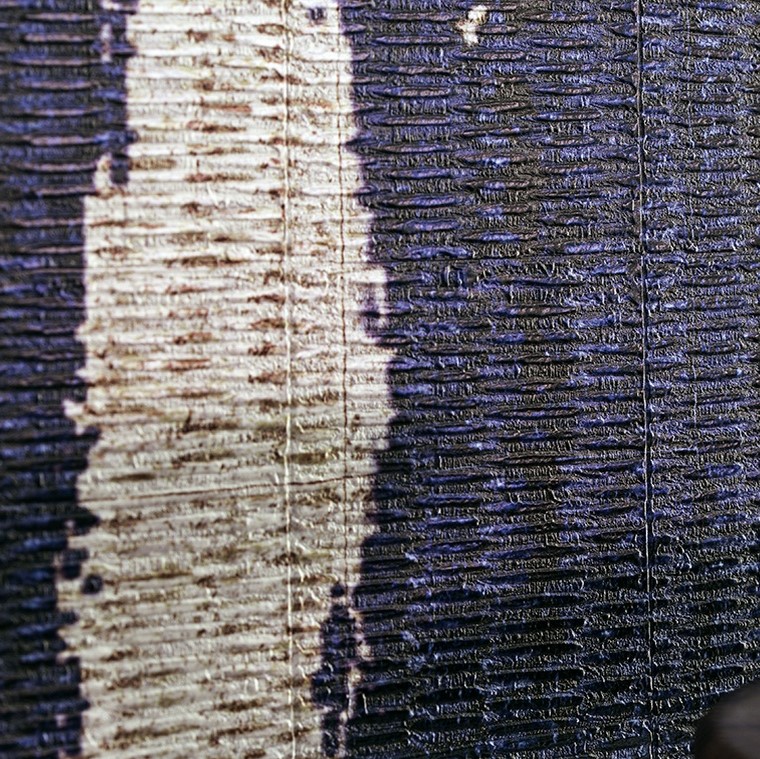 Detailopname van de textuur en kleuren van het Elitis La Casa Azul wandbekledingsmateriaal.