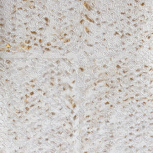Licht getextureerd Elitis Laca Salvaje VP 916 03 behang met een organisch patroon in beige en goudtinten.