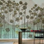 Wanddecoratie uit de Elitis Les Pays Lointains-collectie met gestileerde bloemen en een Aziatisch geïnspireerd landschap als achtergrond.