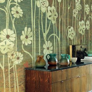 Decoratieve wand met bloemmotief uit de Elitis-collectie "Les Pays Lointains", met keramische kannen op een houten dressoir.