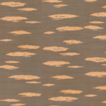 Behangontwerp Elitis Maestra Orion met abstracte, wolkvormige patronen in beige en oranje op een bruin-grijze achtergrond.