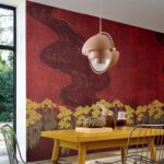 Moderne eetkamer met een Elitis "Mémoire d’un jardin" behang met bloemen en golvend motief op een dieprode achtergrond.