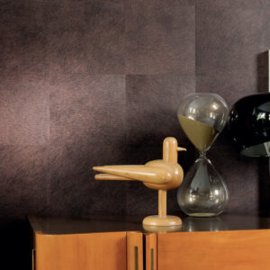 Houten kast met decoratieve objecten voor donkerbruin Elitis Movida VP 625 44 behang.