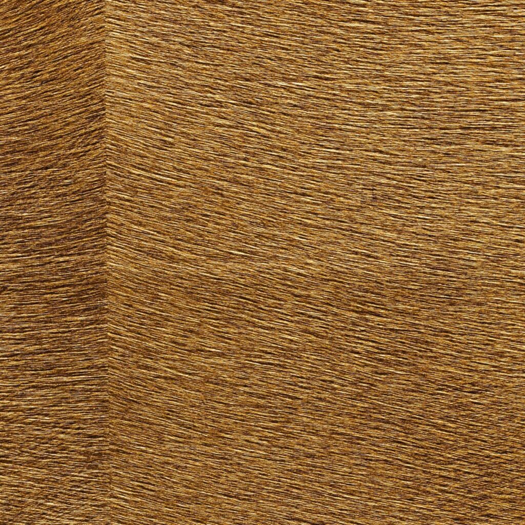 Close-up van Elitis Movida VP 948 90 behang met een goudbruine textuur en subtiele groefstructuur.
