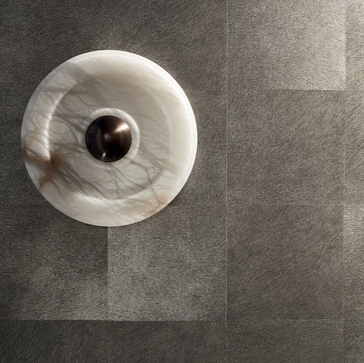 Detail van Elitis Movida VP 948 90 metaalbehang met een ronde wanddecoratie in marmerlook.