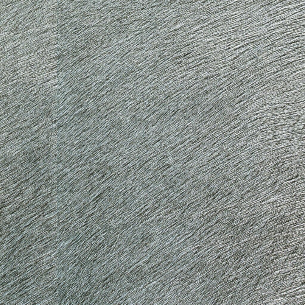 Grijs Elitis Movida VP 948 91 behang met een fijn, golvend textuurpatroon.