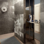 Moderne ruimte met Elitis Movida VP 948 91 metallic behang en spiegelende wanddecoratie.