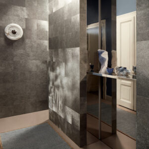 Moderne ruimte met Elitis Movida VP 948 91 metallic behang en spiegelende wanddecoratie.