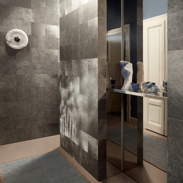 Moderne ruimte met Elitis Movida VP 948 91 metallic behang en spiegelende wanddecoratie.