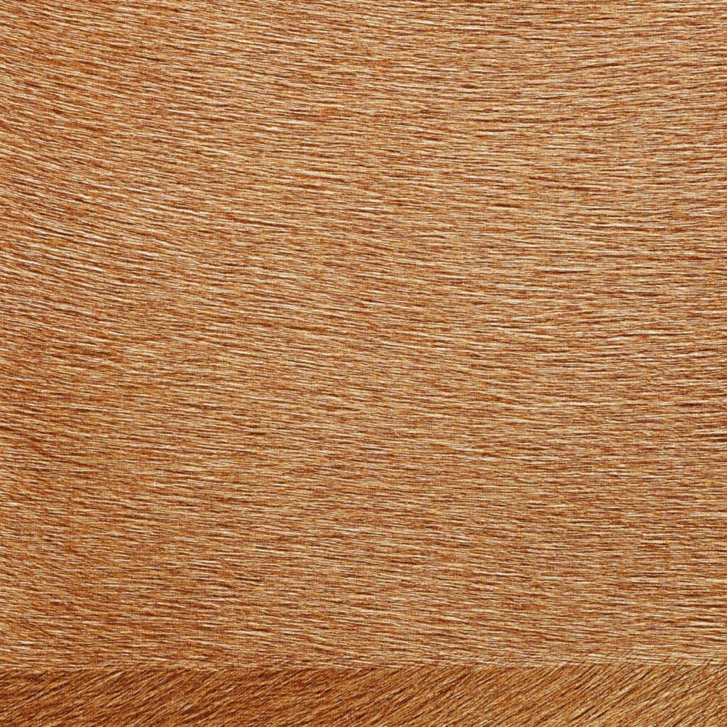 Close-up van Elitis Movida VP 948 93 behang met een textuur van horizontale koperkleurige lijnen.