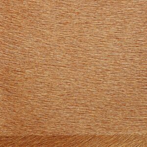 Close-up van Elitis Movida VP 948 93 behang met een textuur van horizontale koperkleurige lijnen.