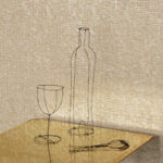 Draadsculpturen van een fles, glas en lepel op een gouden tafel voor een Elitis Nacres VP 940 23 muur.