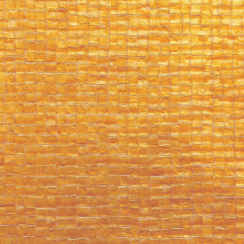 Goudkleurig Elitis Nacres Metal VP 949-92 behang met een glanzende, vierkante textuurstructuur.