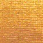 Goudkleurig Elitis Nacres Metal VP 949-92 behang met een glanzende, vierkante textuurstructuur.