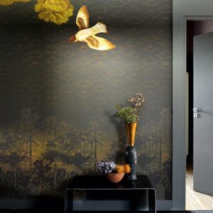 Sfeervolle interieurwand met Elitis Nouvelles Orientales behang met vliegende vogel en bloemenmotief.