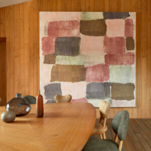 Moderne eetkamer met Elitis Palette VP 964 01 behang in abstracte kleurvlakken tegen een houten lambrisering.