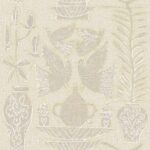 Decoratief Elitis Paros behang met gestileerde vogels, vazen en planten in beige en witte tinten.