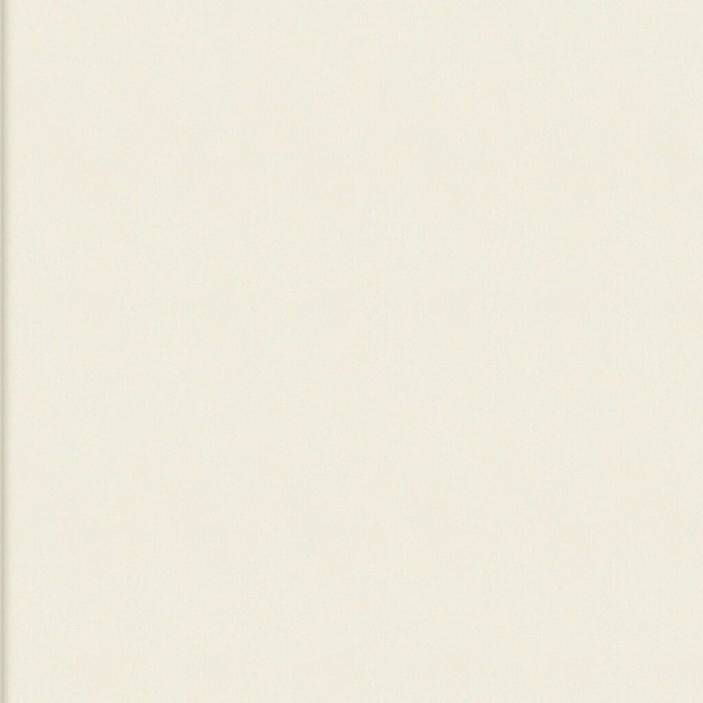 Licht beige behang met subtiele verticale strepen uit de Elitis Parthenon Rayures Jumelles collectie.