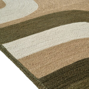 Detailopname van het Elitis Penny Lane vloerkleed TA 119 63 06 in olijfgroen met golvende banen in beige, groen en crème.