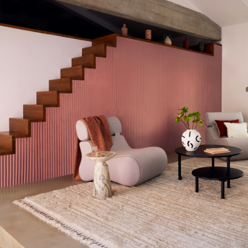 Moderne interieursetting met Elitis Pilastre RM 1043 51 Rayures Jumelles behang als trapbekleding en wanddecoratie.