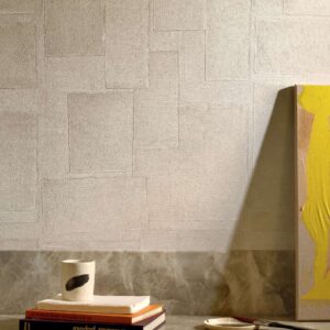 Beige Elitis Sangpi VP 1018 01 behang met een gestructureerd patroon van rechthoeken in een sfeervolle interieursetting.