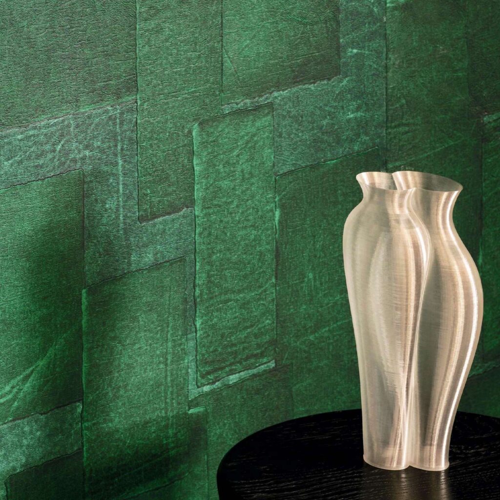 Beige designvaas op zwarte tafel voor groen Elitis Sangpi VP 1018 60 behang met textuur en patroon.