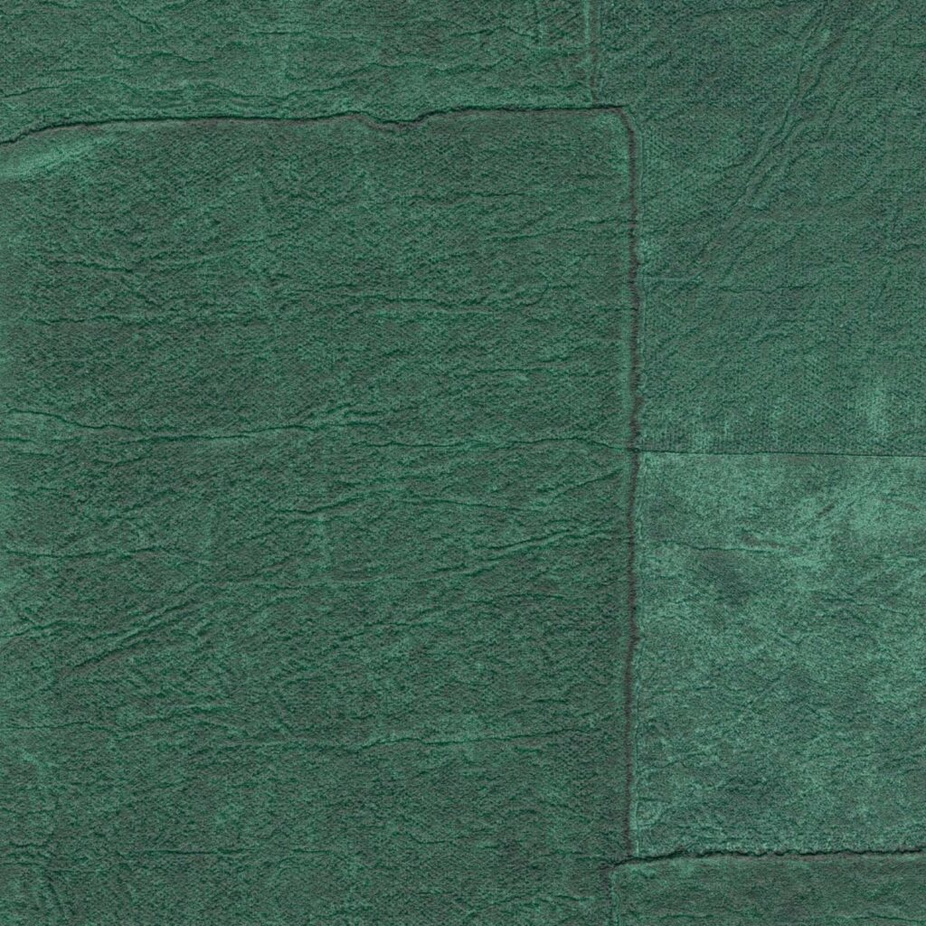 Donkergroen Elitis Sangpi VP 1018-67 behang met een textuur die lijkt op leerpatches.