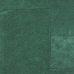 Donkergroen Elitis Sangpi VP 1018-67 behang met een textuur die lijkt op leerpatches.