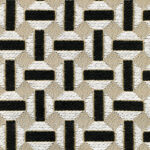 Patroon van de Elitis Sarnico outdoorstof met geometrisch ontwerp in zwart, wit en beige.