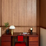 Stijlvol interieur met Elitis Seive RM 1042 15 behang uit de Marqueteries collectie, gecombineerd met een donkerhouten bureau en moderne accessoires.