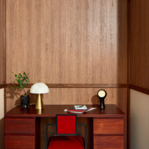Stijlvol interieur met Elitis Seive RM 1042 15 behang uit de Marqueteries collectie, gecombineerd met een donkerhouten bureau en moderne accessoires.