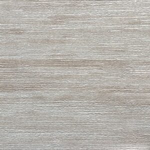 Grijs Elitis Seta metal behang met een horizontale, reliëfrijke textuur.