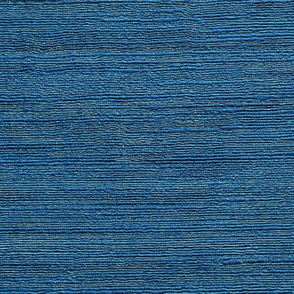 Blauw Elitis Seta Metal behang met een horizontale, golvende textuur en metaalachtige glans.