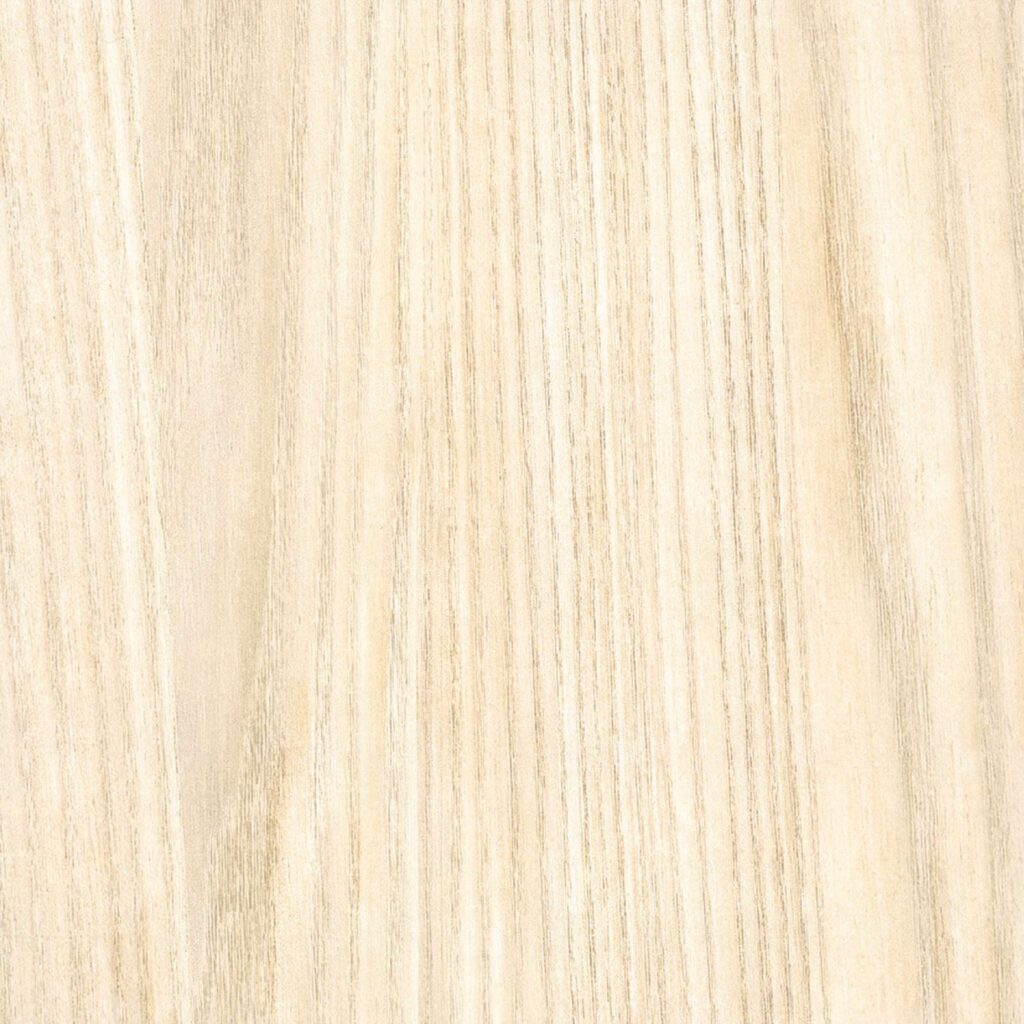 Licht houtlook behang met fijne verticale nerfstructuur uit de Elitis Seve Marqueteries-collectie.