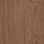 Close-up van het Elitis Seve RM 1042 15 Marqueteries behang met een houtnerfstructuur in warme bruintinten.
