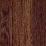 Donkerbruin Elitis Seve RM 1042-72 behang met een houtnerfstructuur uit de Marqueteries-collectie.