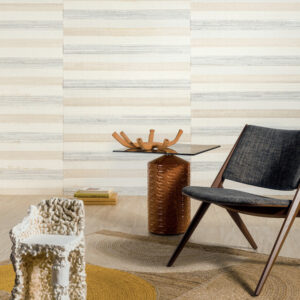 Modern ingerichte zithoek met Elitis Silver behang, designstoelen en een opvallende bijzettafel.