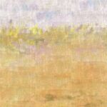 Abstract Elitis Solstice VP 966 01 behang met zachte tinten in beige, geel en paars die doen denken aan een impressionistisch landschap.