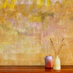 Detail van het Elitis Solstice VP 966 01 Atelier d'Artiste behang met twee decoratieve vazen op een houten tafel.