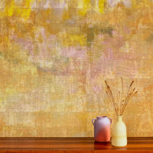 Detail van het Elitis Solstice VP 966 01 Atelier d'Artiste behang met twee decoratieve vazen op een houten tafel.