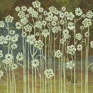 Illustratieve bloemenprint met gestileerde witte bloemstelen tegen een gelaagde achtergrond in groen- en bruintinten, afkomstig uit de Elitis-TP-280-03 collectie.