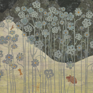 Illustratie van gestileerde blauwe bloemen, libellen en een kikker op het Elitis-TP-280-04 behang met een golvend patroon.