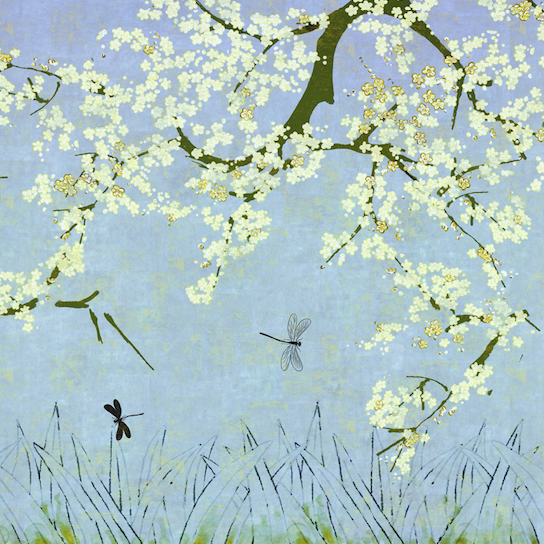 Illustratie van bloeiende takken met witte bloemen, libellen en sierlijk gras op een lichtblauwe achtergrond, uit het Elitis-TP-289-01 ontwerp.